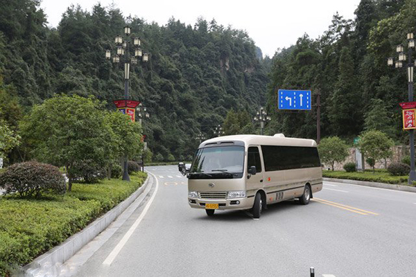 采用流線型車身設(shè)計(jì)，莊重典雅，彰顯精致經(jīng)典，可選高檔金屬烤漆，靚麗、奢華足以成為你的心動之選。 商用車之家