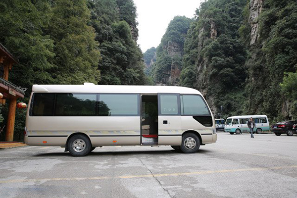 側(cè)圍裝飾條不但有效保護(hù)車身側(cè)圍受到意外摩擦，同時增添車身側(cè)圍美觀性 商用車