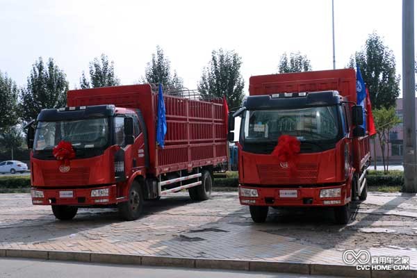 J6L運(yùn)糧車采用237x75x（7+4）mm雙層高強(qiáng)度車架，一汽原廠匹配的拉糧不漲車廂和解放成熟的435型10噸級(jí)后橋。 解放J6L